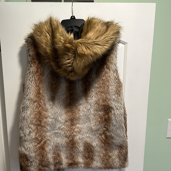 Faux fur hooded vest - Picture 3 of 3
